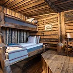 Отель Basecamp