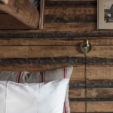 Отель Basecamp Лонгйир